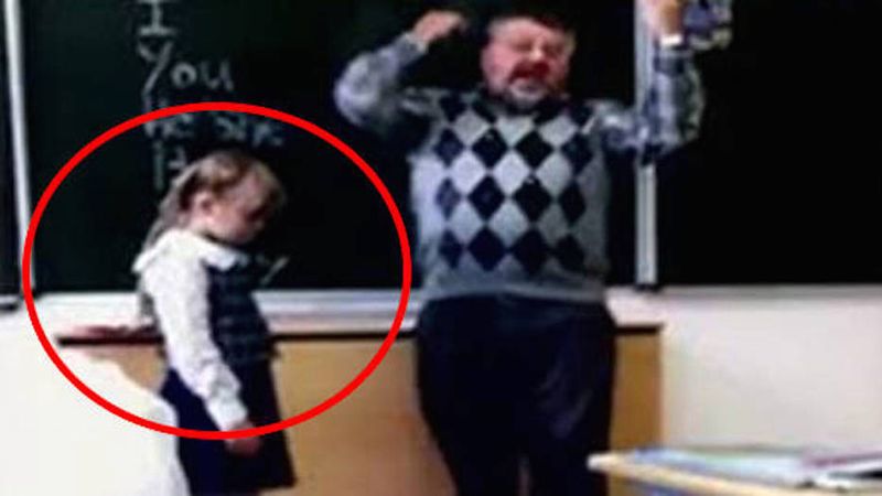 Ten agresywny nauczyciel zaczął uderzać dziewczynkę po twarzy. Jaj reakcja nie mogła być lepsza!