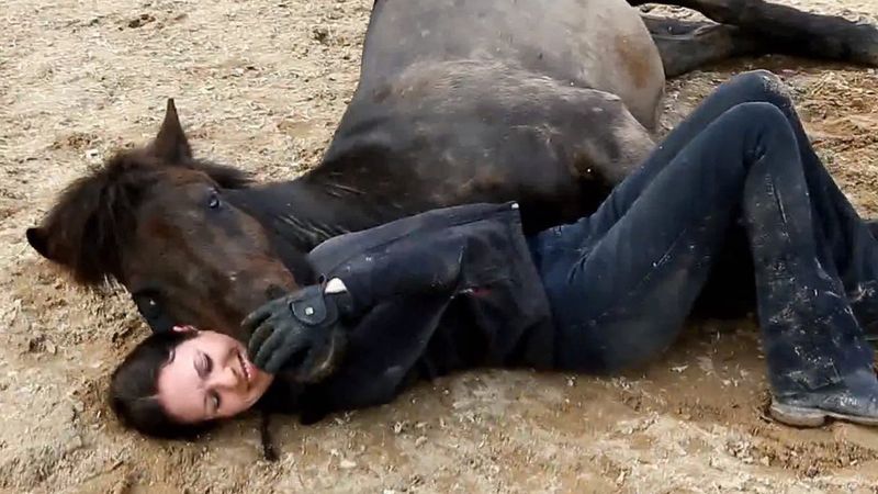Relacja, która łączy tę kobietę z koniem jest nie do opisania. To po prostu trzeba zobaczyć.