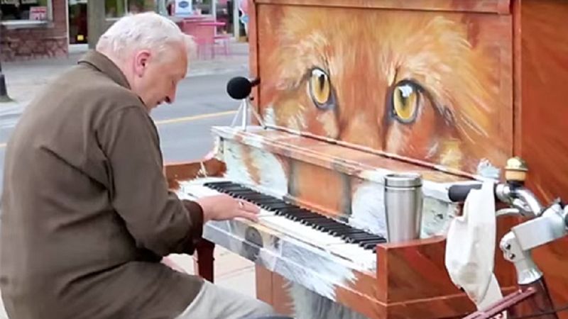 Ten starszy mężczyzna wykonał na ulicy utwór, który sprawił, że ludzie zatrzymywali się z wrażenia.