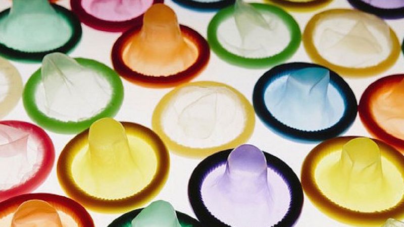 Grupa nastolatków stworzyła prezerwatywy zmieniające kolor, wykrywając przy tym choroby weneryczne.