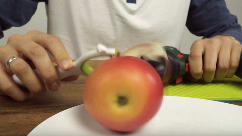 Wziął do ręki wiertarkę, obieraczkę i jabłko. Pomysł na który wpadł jest wart wypróbowania!