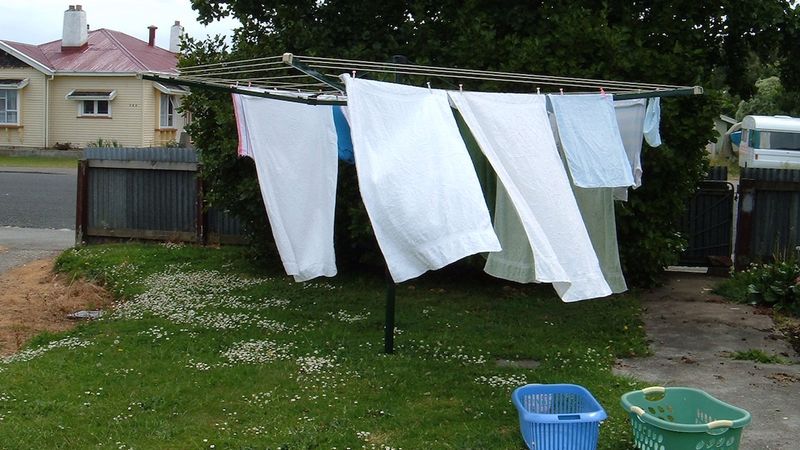 Od tygodni obrażała swoją sąsiadkę z powodu prania, które wywieszała. Reakcja jej męża – BEZCENNA!
