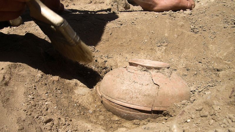 Archeolodzy odkryli 800-letni garnek. To, co znaleźli w jego środku może na zawsze zmienić historię