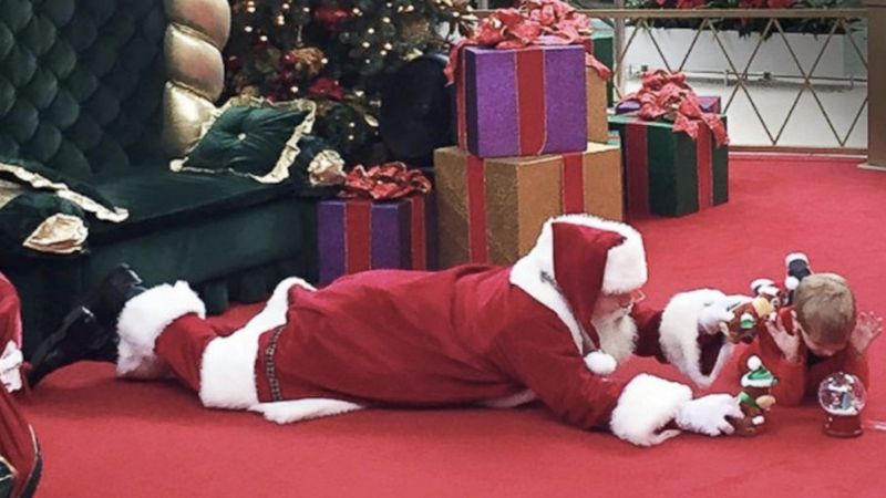 Mama robi zdjęcie Mikołajowi, który kładzie się na podłodze obok jej syna. Zdjęcie obiegło cały świat