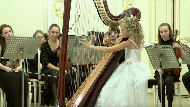 Dziewczynka siedziała w ciszy przed harfą, a po chwili zaczęła grać. Zaskoczyła miliony ludzi