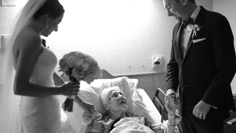 Pan Młody zaskoczył babcię w szpitalu w dniu swojego ślubu. Starsza kobieta kompletnie się tego nie spodziewała