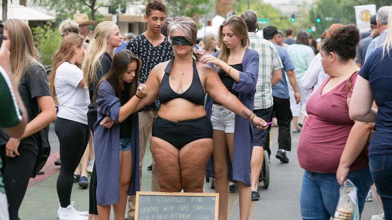 Ta 40-letnia kobieta rozebrała się na ulicy. Po chwili ktoś wziął pisak i namalował na jej ciele to!