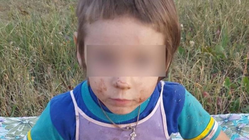 Znalazł brudna 4-latkę, samą na autostradzie. To, co policja odkryła w jej domu, szokuje wszystkich