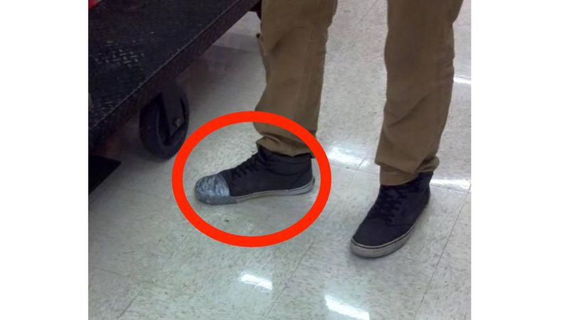 Chłopak owinął taśmę izolacyjną wokół buta. Kiedy policjant to dostrzegł musiał zainterweniować…