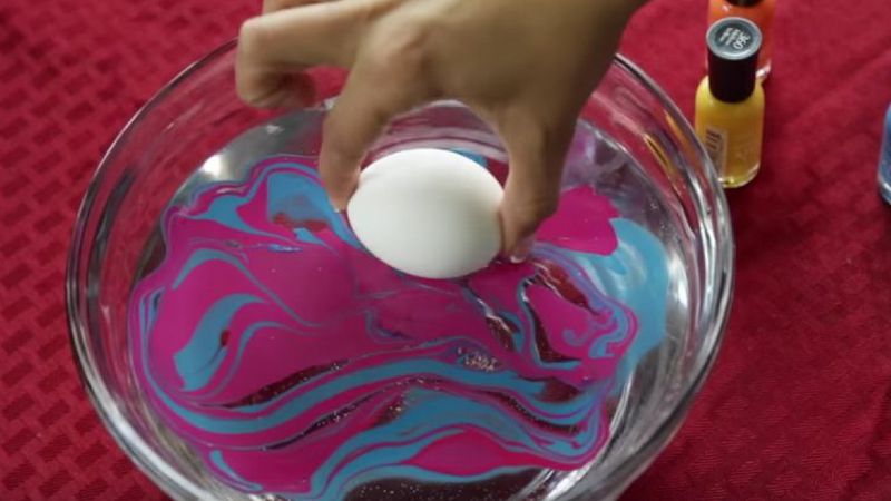 Zanurzyła jajko w misce wypełnionej wodą i lakierami do paznokci. Efekt końcowy jest piorunujący!
