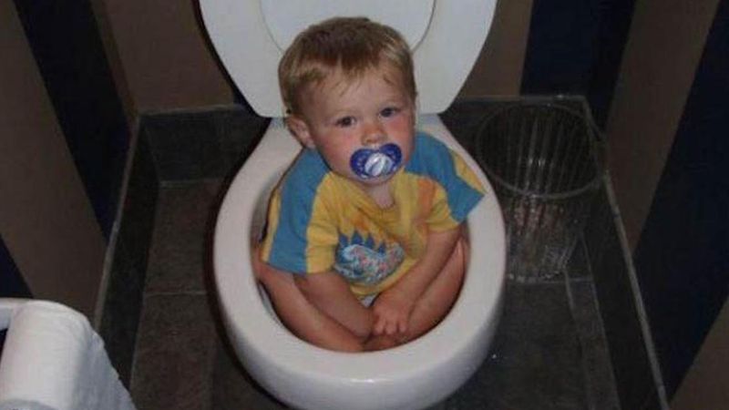 Te dzieci nie do końca opanowały odpowiednią technikę korzystania z toalety. #7 płaczę ze śmiechu