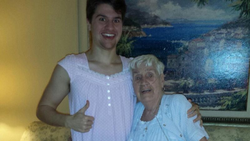 Wnuczek tej babci ubrał jedną z jej koszul nocnych. Powód, który się za tym kryje budzi respekt