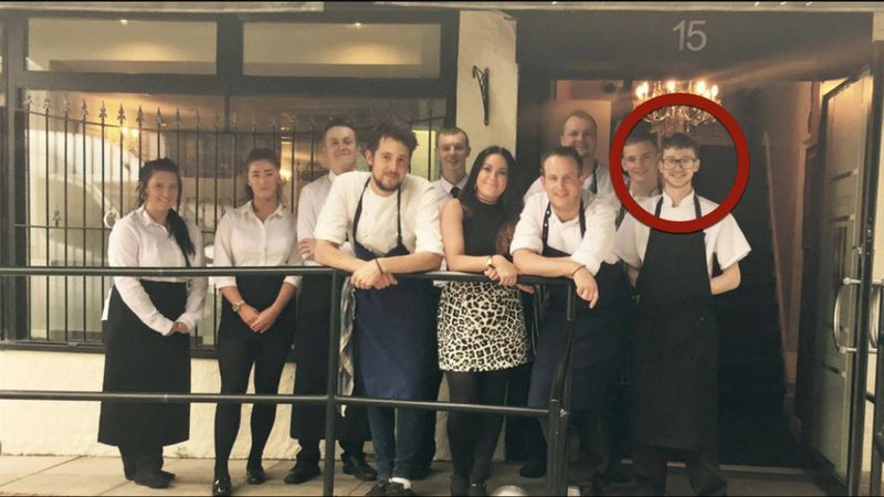 Ten kelner został obrażony przez swoich klientów. Ale co zrobił w tej sytuacji szef jest zaskakujące!