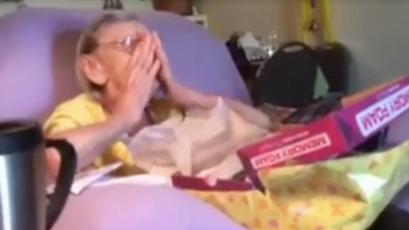 Pielęgniarka dała starszej kobiecie prezent urodzinowy. Kiedy zajrzała do środka, popłakała się