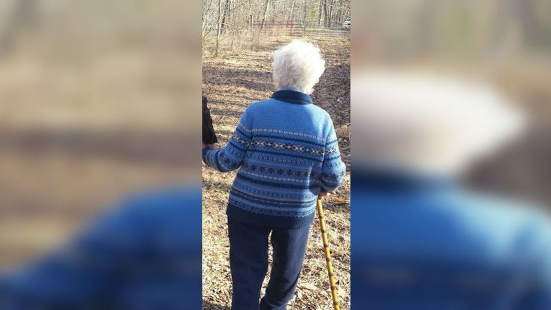 81-latka spacerowała po lesie i się zgubiła. 40 minut później widziano ją, jak trzyma go za rękę…