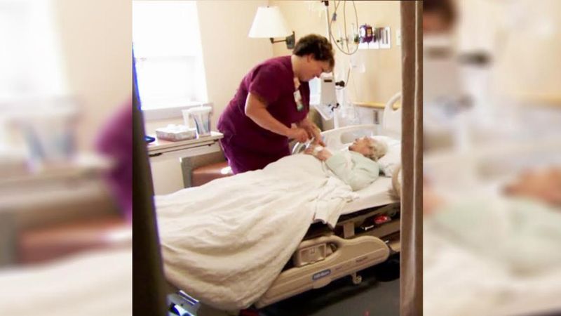 Umierająca pacjentka poprosiła pielęgniarkę o ostatnią przysługę. Jej reakcja jest niewiarygodna