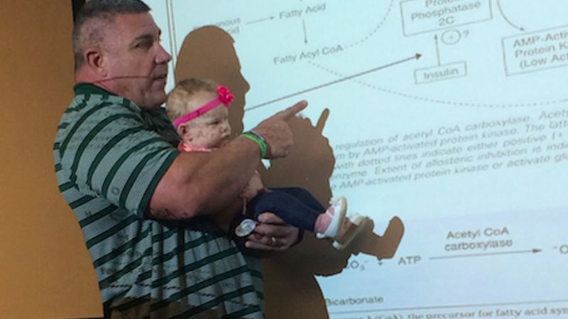 Ten profesor zaopiekował się córeczką swojej studentki, aby ta mogła się uczyć… Niesamowity gest!