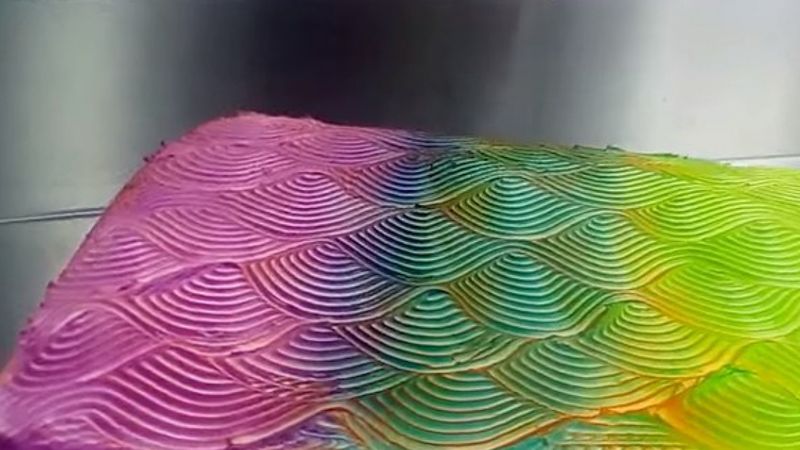 Koniecznie musisz zobaczyć to ciasto, które zmienia kolory, kiedy się nim obraca! Prawdziwa magia!