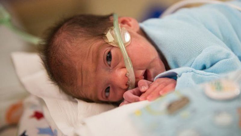 Pomimo śmierci mózgowej ta kobieta urodziła dziecko! Chłopczyk przyszedł na świat 54 dni po śmierci matki…