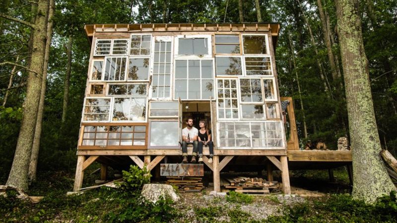 Para wybudowała w lesie domek z wieloma oknami pochodzącymi z recyklingu. Wydała na niego tylko 2 000 zł!