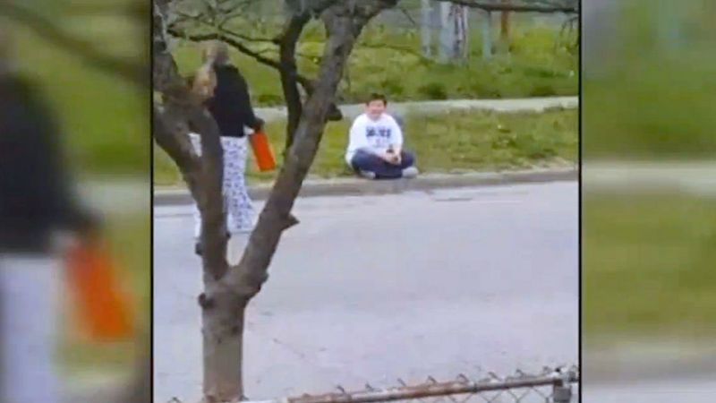 Wyśmiewany chłopiec usiadł samotnie na trawie. Wtedy podeszła do niego ta dziewczyna z tajemniczym pudełkiem