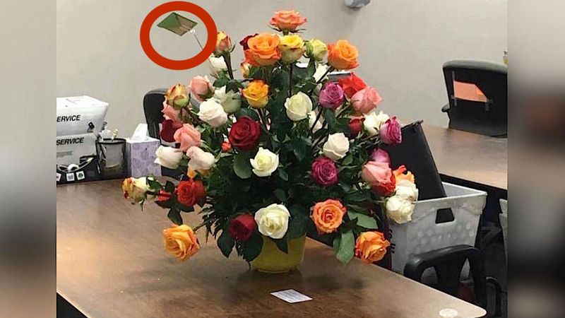 Kobieta otrzymała bukiet kwiatów do biura. Serce o mało jej nie stanęło, kiedy zobaczyła kto jest nadawcą