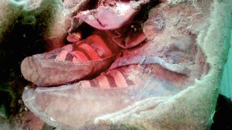 Odkopano mumię sprzed 1500 lat. Najdziwniejsze w tym odkryciu jest to, że na stopach miała adidasy!