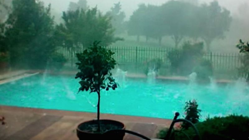 W czasie deszczu filmował podwórko. To, co zaczęło dziać się w basenie po upływie 1 min przeraża!