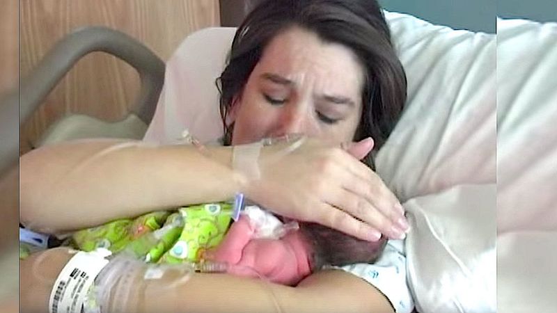Mama przytula noworodka w szpitalnym łóżku. Kilka sekund później podnosi głowę i widzi coś nisamowitego
