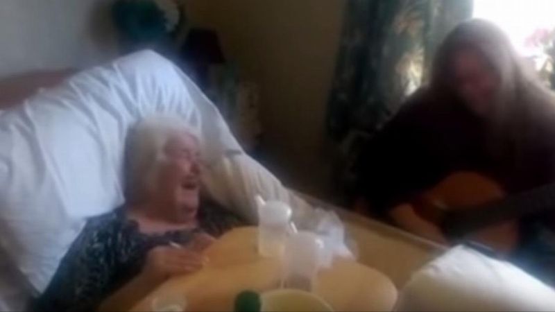 Córka śpiewa chorej na demencję matce piosenkę. Tego, co dzieje się w 0:46 nikt się nie spodziewał