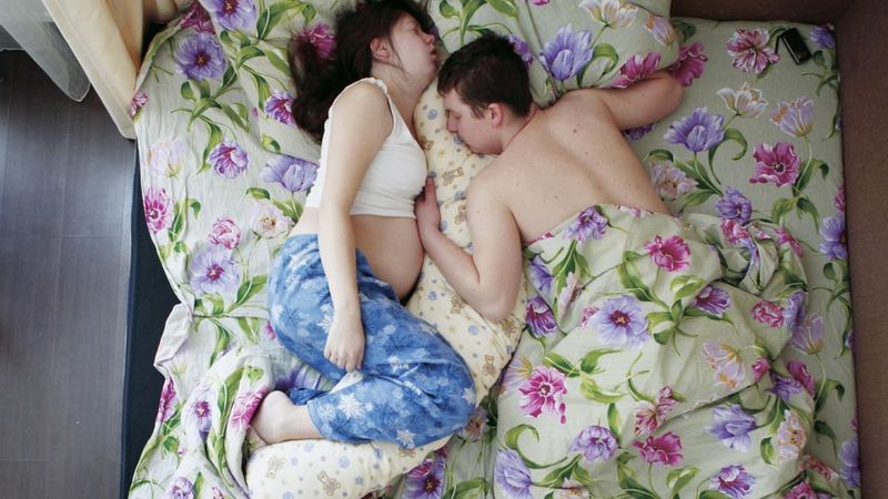 17 uroczych zdjęć przyszłych rodziców, które fotografka zrobiła im podczas snu
