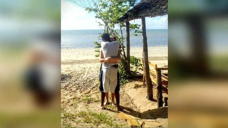 Zrobił zdjęcie przytulającej się parze na plaży. Przyjrzyj się uważnie ich nogom… Jak to możliwe?
