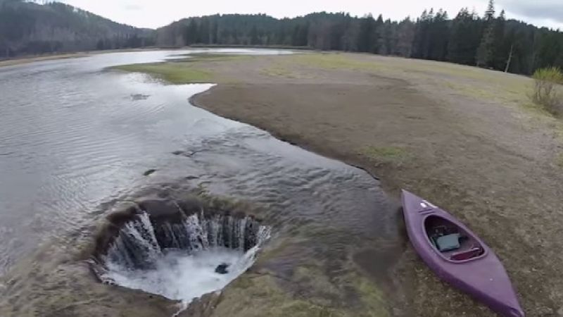 Całe jezioro każdej wiosny uchodzi do jednej dziury. Jak to jest możliwe?
