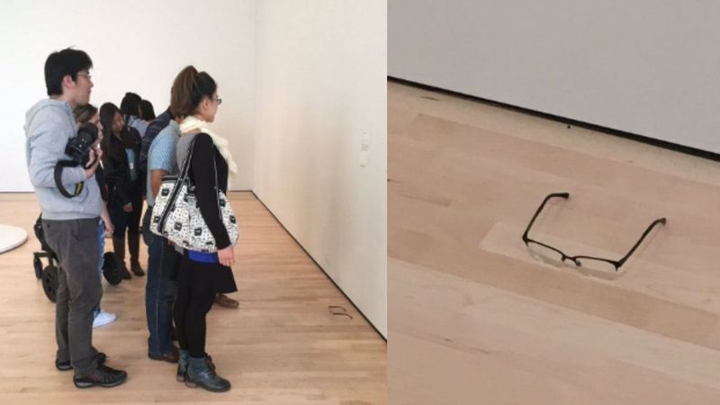 Ktoś położył okulary na podłodze w muzeum. Odwiedzający byli przekonani, że to część wystawy…