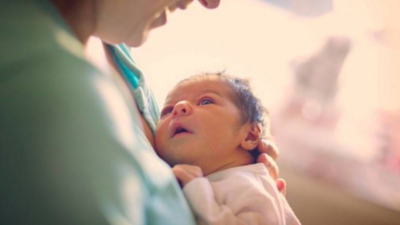 Agencje adopcyjne szukają chętnych osób do przytulania noworodków. Każde dziecko potrzebuje czułości
