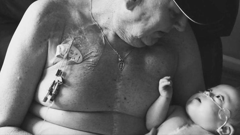 Kobieta zrobiła to zdjęcie swojemu tacie i synkowi w szpitalu. Patrząc na nie drugi raz dopiero zauważyła, co ich łączy
