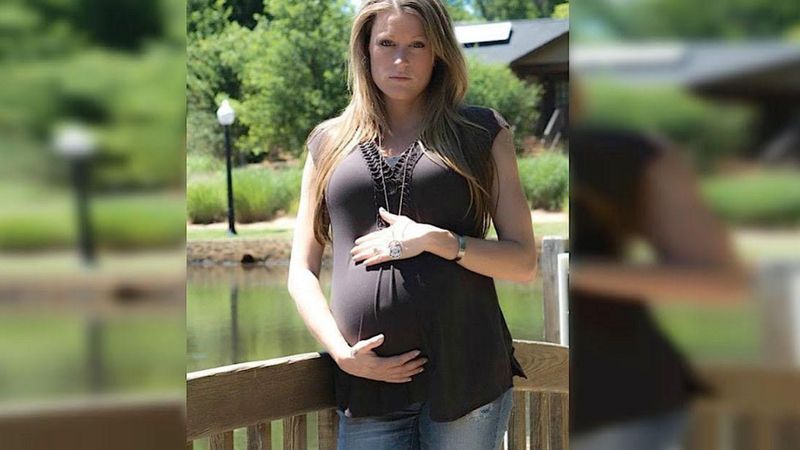 Kobieta podzieliła się swoją ciążową sesją zdjęciową. Niewiarygodne, kto jeszcze wziął w niej udział