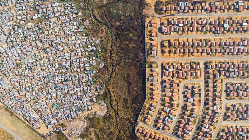 Poruszające zdjęcia zrobione z dronu idealnie pokazują granicę między życiem bogatych, a biednych.
