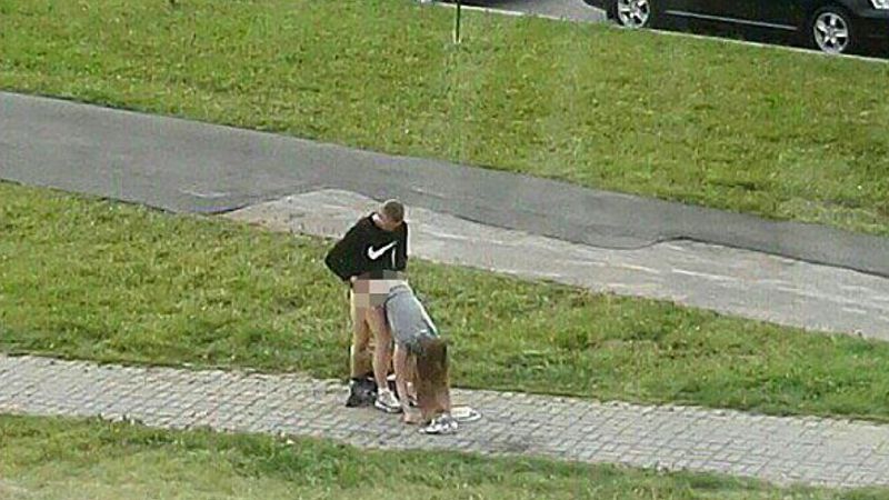 Mężczyzna w bluzie Nike przyłapany na „gorącym uczynku” w biały dzień ze swoją dziewczyną