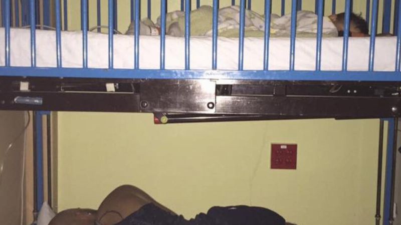 Żona opublikowała zdjęcie męża, który zasnął pod łóżkiem szpitalnym ich syna. Łzy same cisną się do oczu