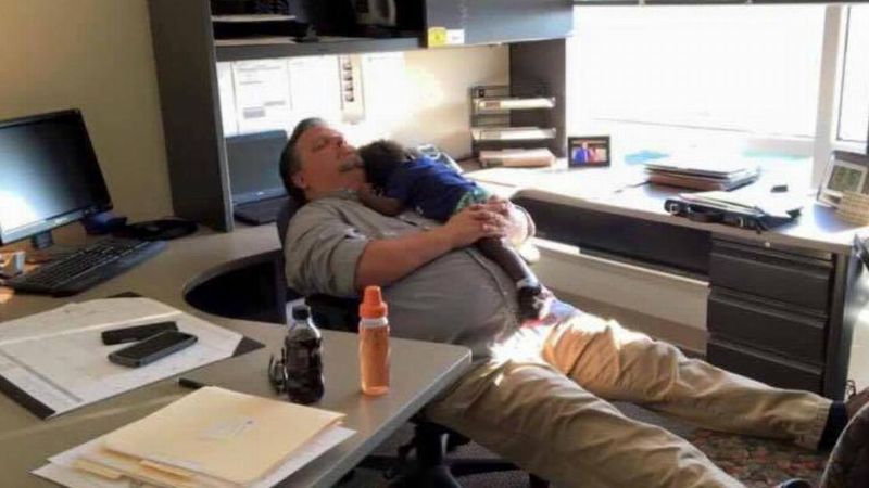 W pracy zrobiono mu potajemnie zdjęcie, kiedy zasnął z dzieckiem. Ono kryje więcej, niż się wydaje
