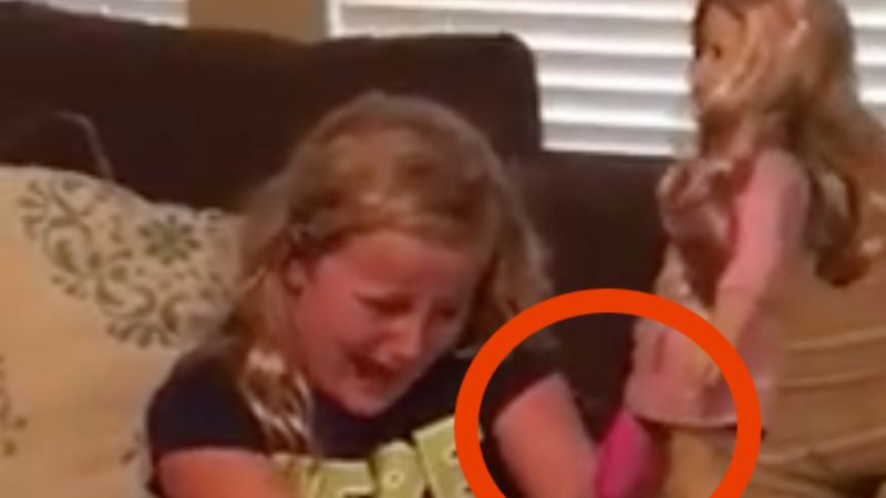 Dziewczynka płacze z radości po tym, jak dostała od rodziców lalkę z protezą nogi