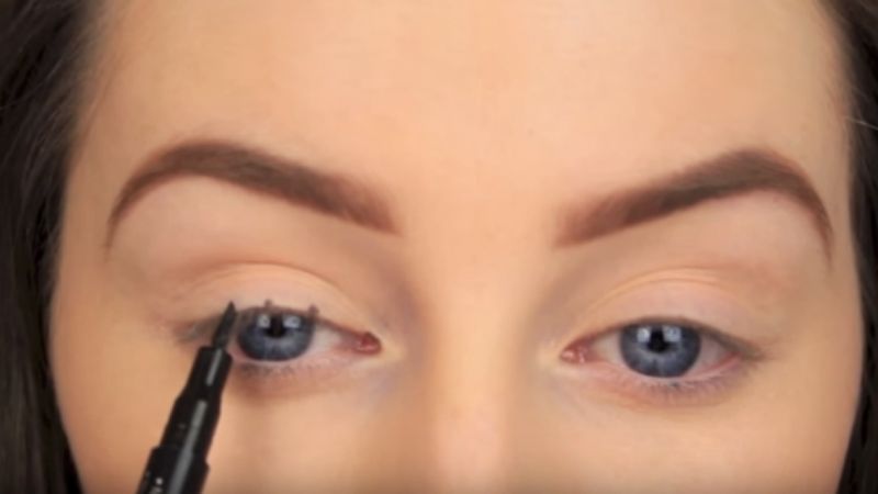 Jak zrobić idealną kreskę eyelinerem? Dzięki temu sprytnemu trikowi to proste!