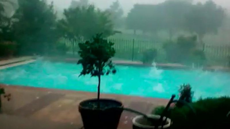 Mężczyzna nagrywał swój ogród w czasie burzy. Miej oczy szeroko otwarte na basen…