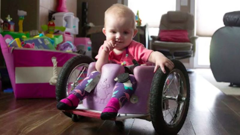 Zmartwiony tata skonstruował dla swojej chorej córki, malutki wózek inwalidzki. Co za pomysł!