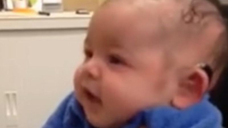Od urodzenia był głuchy. Po 3 miesiącach założono mu aparat i pierwszy raz usłyszał głos mamy