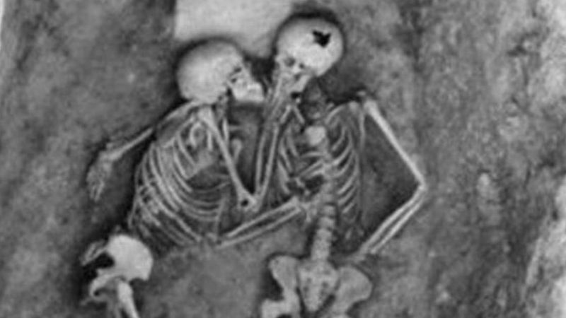 Umierając, pocałowała swojego ukochanego. Prawie 2800 lat później odnaleziono ich szkielety