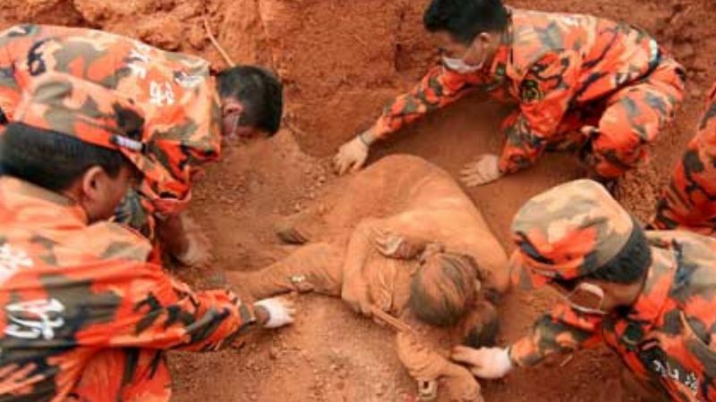 Ratownicy znaleźli martwą kobietę zasypaną ziemią, która w ramionach trzymała synka