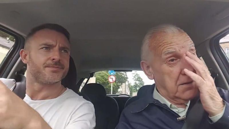 Wzruszający film, w którym syn śpiewa razem z ojcem cierpiącym na chorobę Alzheimera