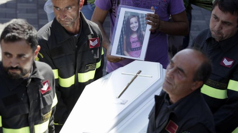 Strażak odkopał martwą 9-latkę. Pod jej ciałem znalazł coś, co łamie serce